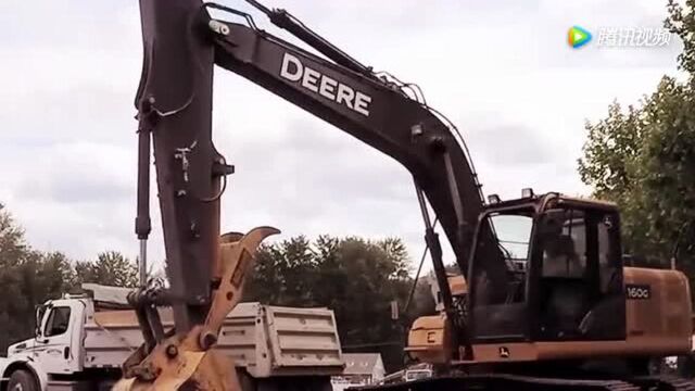 头回见!DEERE挖掘机!不知质量如何!有人开过吗?!