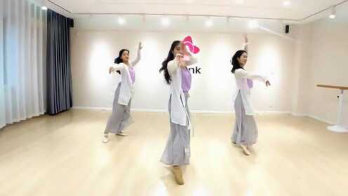 年会舞蹈必备古典舞采薇好看又简单的舞蹈,很俏皮灵动的曲风太好看了。