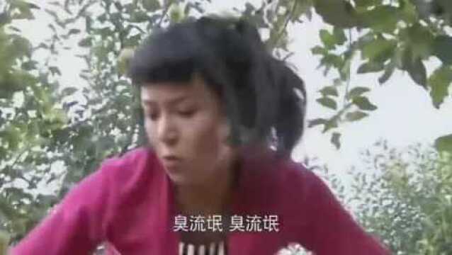 少妇被村里的二傻帽堵到后山,二傻帽:欠钱不还肉抵