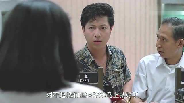 人民英雄:男子在银行没人办理业务,对职员出言不逊,太侮辱人了