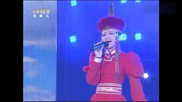 歌唱家乌英嘎演唱《吉祥草原》乡音浓浓,歌声让人着迷