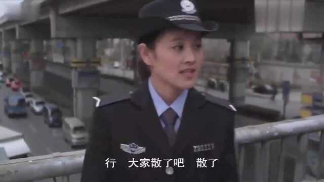 小伙卖黄色光盘被警花抓住,躺地上耍无赖,非常搞笑的喜剧电影