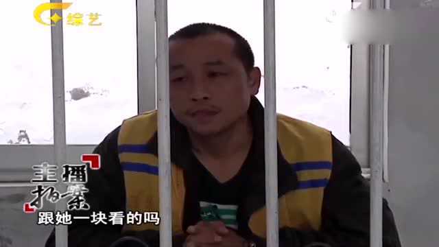 22岁小青年跟53岁老妇看电影,俩人的举动,让人大吃一惊!