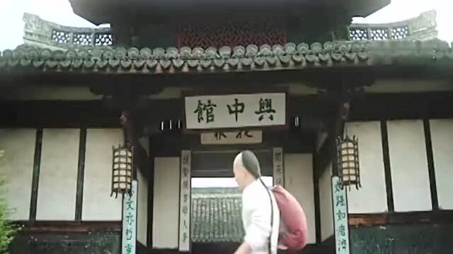 小伙看不惯嚣张同学欺负同窗,为其打抱不平,落个无家可归