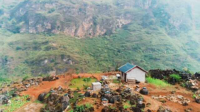 贵州一户人家在山顶上盖小屋,不是没钱,是太会享受生活