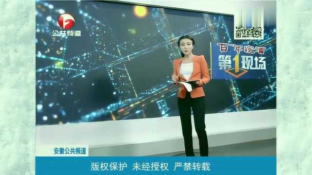 张家口一老人把孩子放阳台窗户外玩耍,丝毫没觉得危险还逗孩子玩