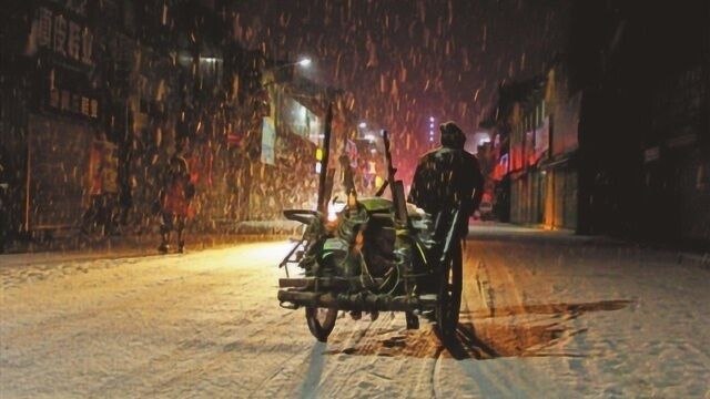 流浪汉身披过肩龙!路人拍照嘲讽,网友:20年前谁敢笑他?