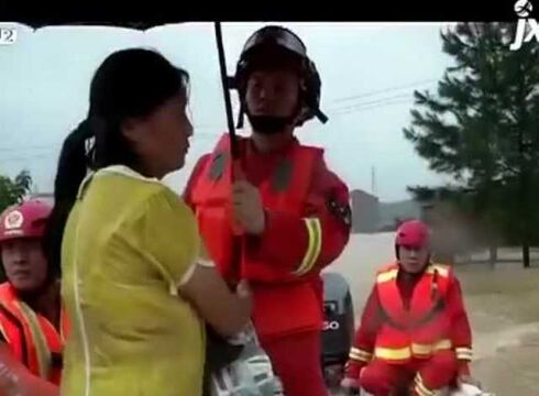 九江都昌:暴雨中 老年患者被安全转移