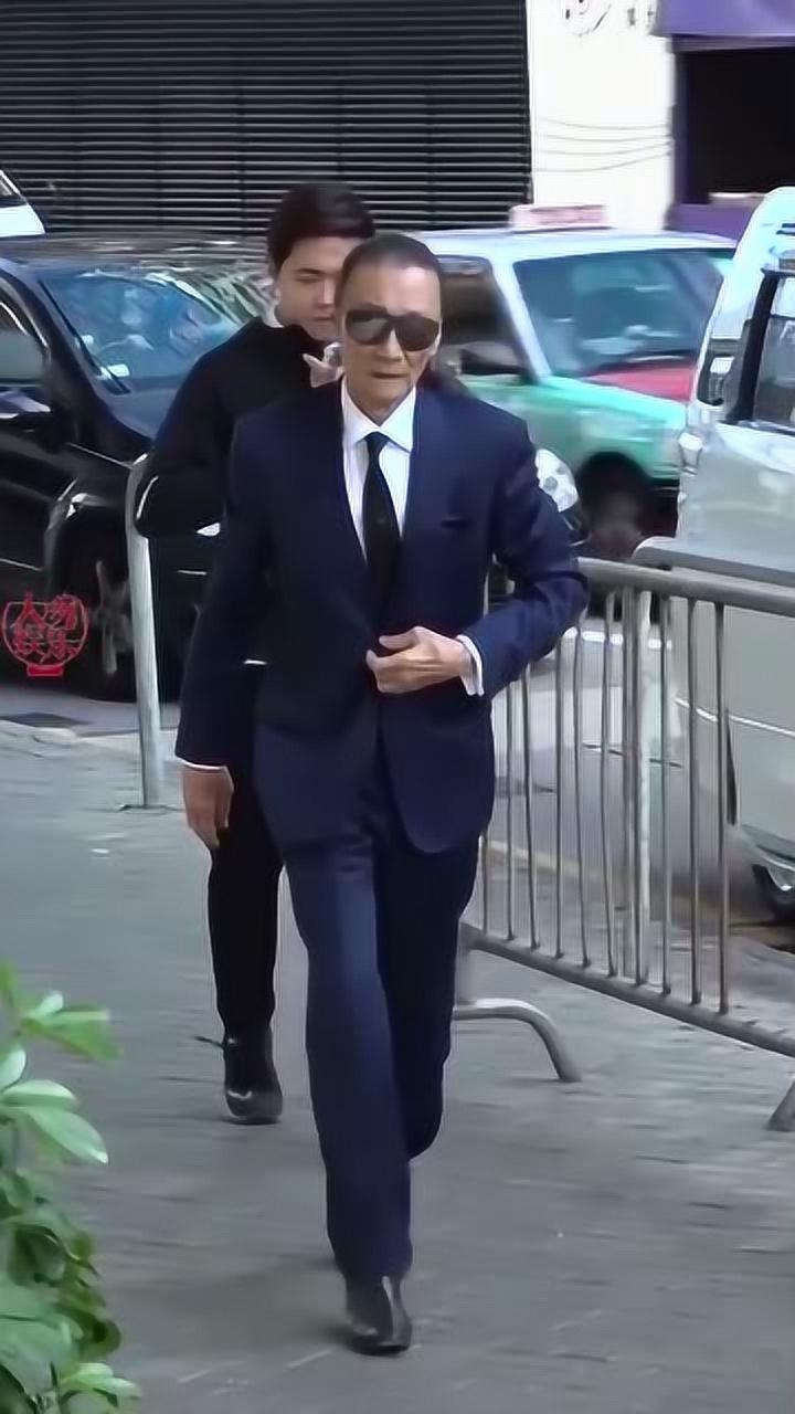 84岁谢贤一身西装现身赌王何鸿燊灵堂玩世不恭风流一生的贤哥重情重义