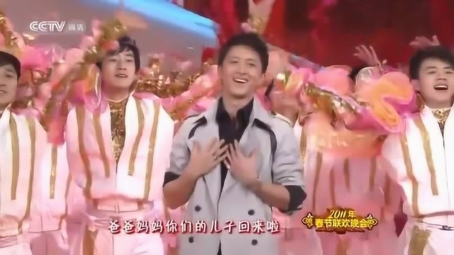 春晚史上最温情的开场歌舞,2011年央视兔年春晚《回家过年》