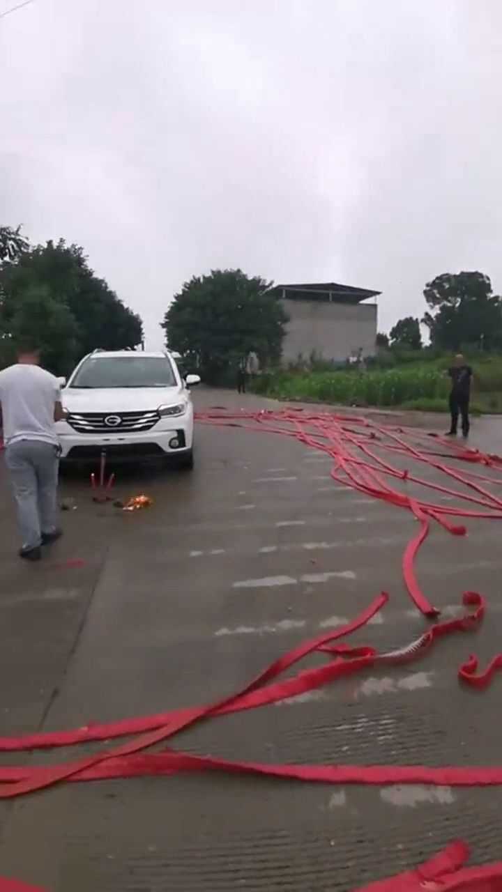 隔壁邻居买了台新车又是烧香又是放鞭炮真怕车给炸坏了