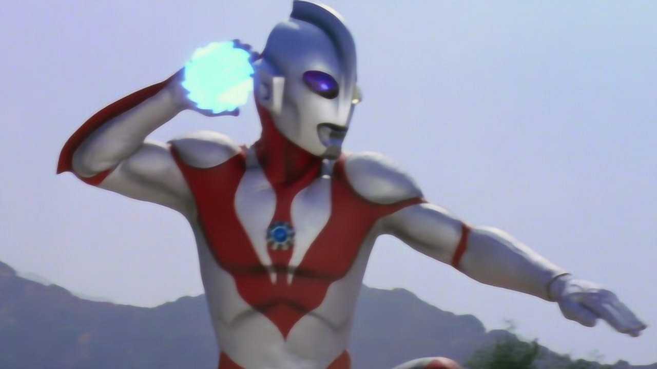 怪兽很卑鄙，咬了奥特曼的脚，帕瓦特奥特曼表情痛苦！