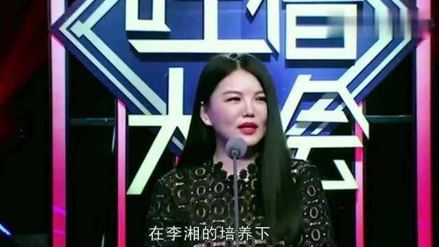 李湘晒女儿画作大加赞美,王诗龄捂脸表情很严肃