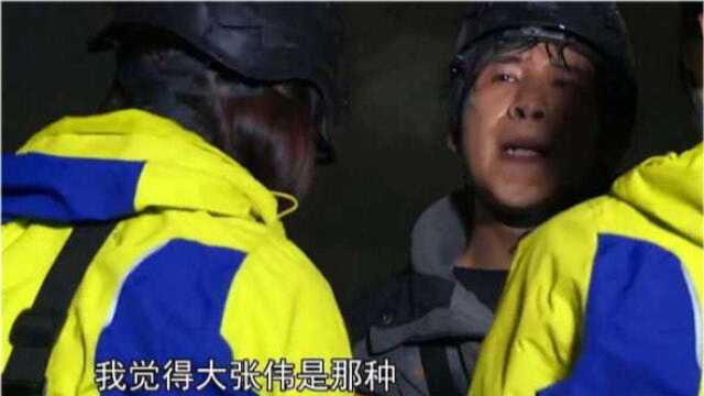 大张伟完成挑战,众人为他欢呼雀跃,原来大张伟嘴皮子好使胆子很小!