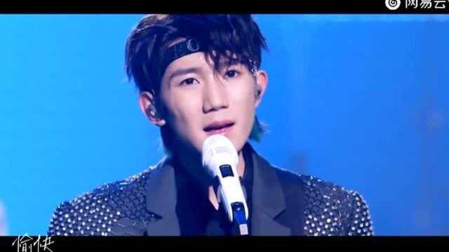 TFBOYS七周年演唱会:王源solo《四百击+花瓣》太绝了!