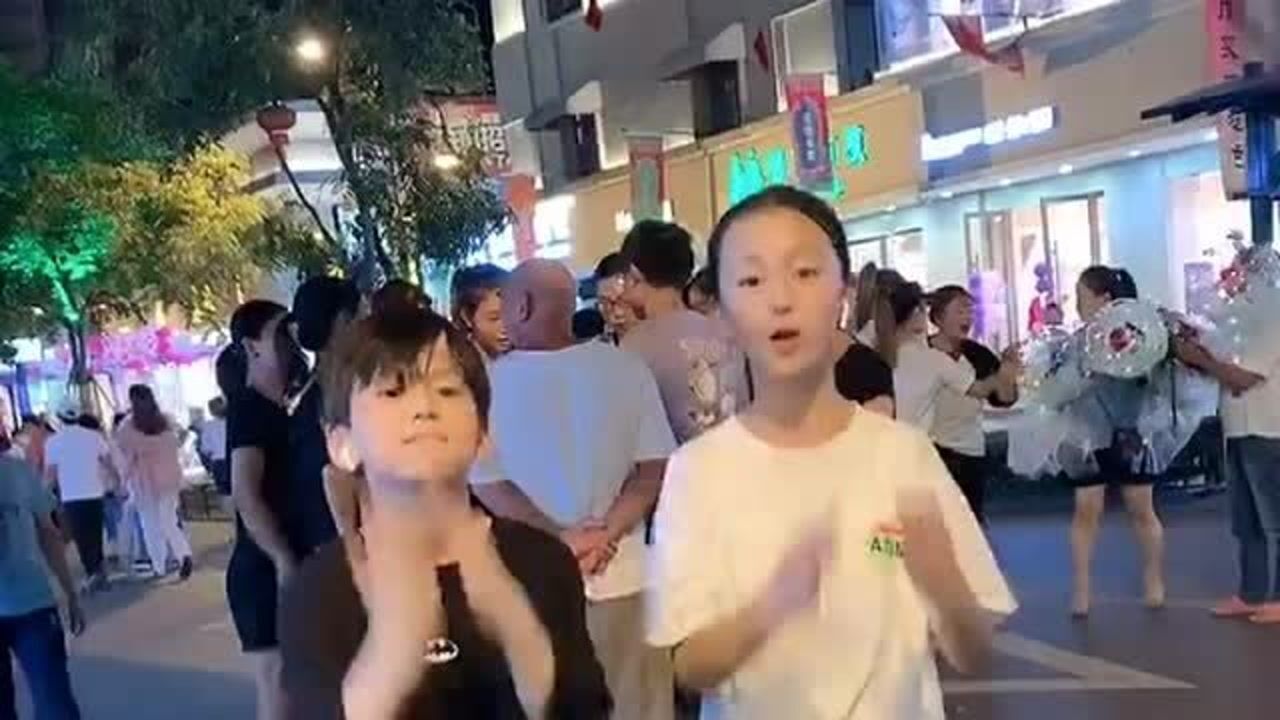 童模裴佳欣和林子烨共同表演舞蹈动作和表情几乎神同步配合真默契