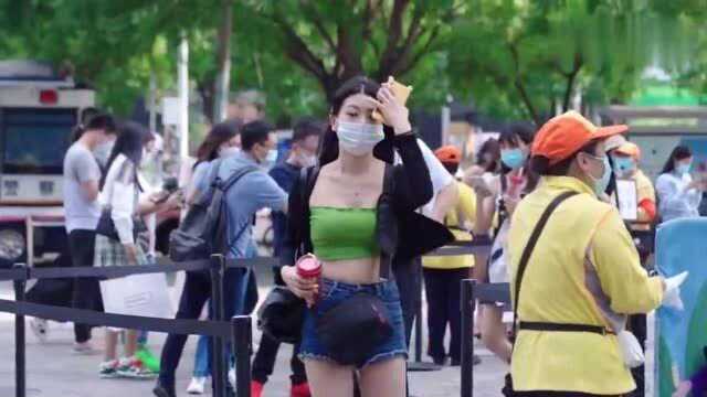 街拍:什么身材的女生,适合穿这种抹胸呢?