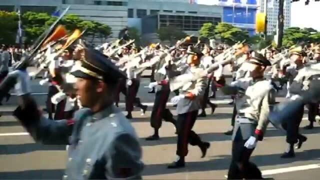 韩国仪仗队的表演,怎么可以这么厉害,边走边操作