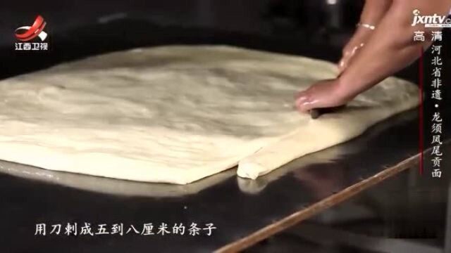 龙须面细小爽滑容易入味,而要制作这龙须面,其工艺非常的繁琐