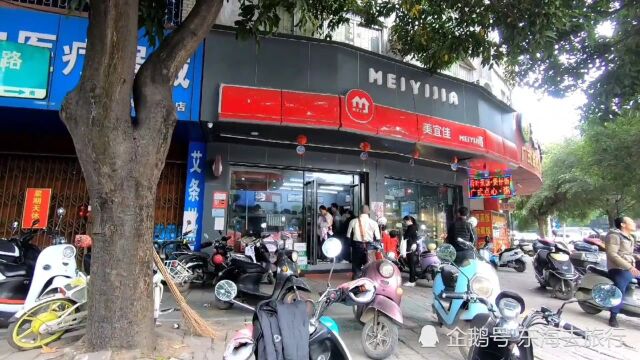 店里都挤满人,人山人海,广西玉林这家连锁商店在搞什么活动呢?