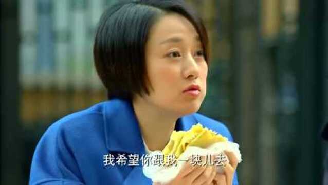 中国式:加了仨鸡蛋的煎饼果子,没吃到嘴里就被抢走了,心疼老马