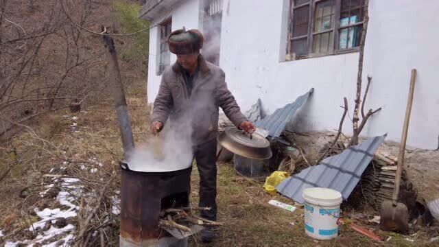 洛阳山村大哥包山20年,雪窝子里面摘茱萸,中午只吃清水煮面条