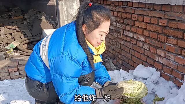 农家雪地里的冻白菜真的这么好吃吗?大姐做梦都想吃它,抠些给她