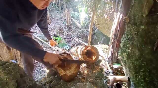 野外独居男子,将树木破开挖空再合上,替换竹制壁炉排烟管,顺畅多了