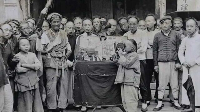 1900年清朝遗影:龟奴肩扛青楼女子去陪客,张之洞个子矮气场大