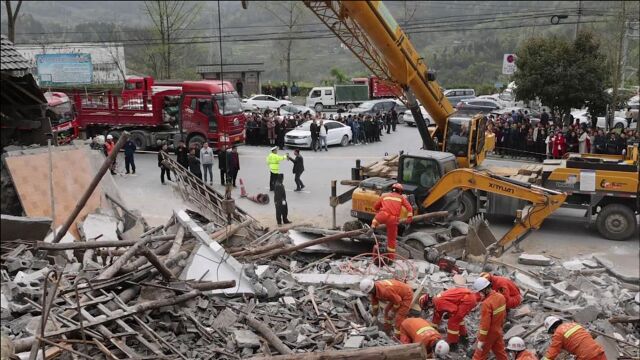 重庆彭水一民房私自改建时倒塌致3人被困,其中2人被救1人死亡