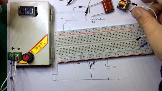 一个电感就可以把几伏的直流电升到上百伏的高压,看实验结果