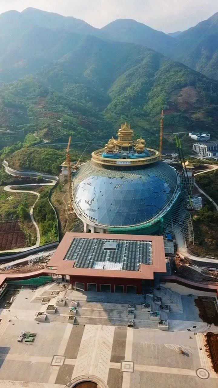 正在建设的弥勒圣坛