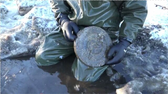 二战冰层里捞出手榴弹、弹盘、铁铲,至今几十年这算是古董了吧