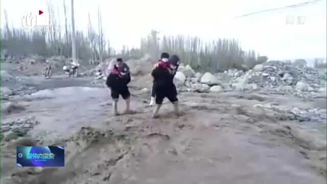 河水暴涨冲毁上学路 民警趟河背送学生100余人