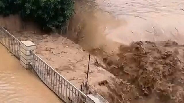 直击河南暴雨救援 | 焦作11人被困 7部手机仅1部与外界联系其余关机备用