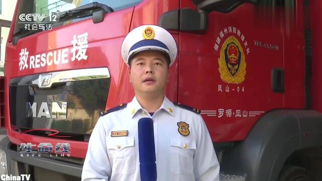 清淤工人被埋压沼泽内眼球都被挤压发红消防员跪地徒手刨淤泥