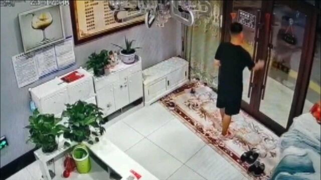 理疗店3男子结账时上演花式逃单:两人从二楼跳下,一人从大门溜走