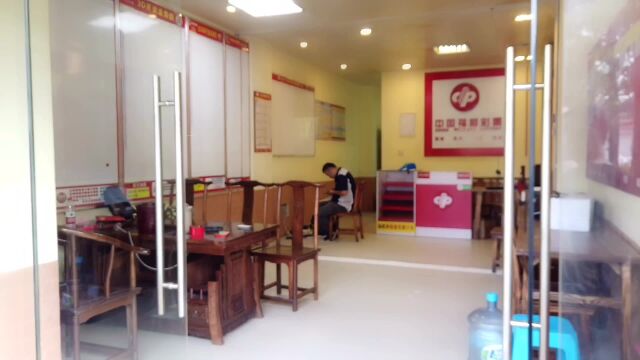 彩票店搬到新店,员工高兴坏了,老板决定每人送一张彩票