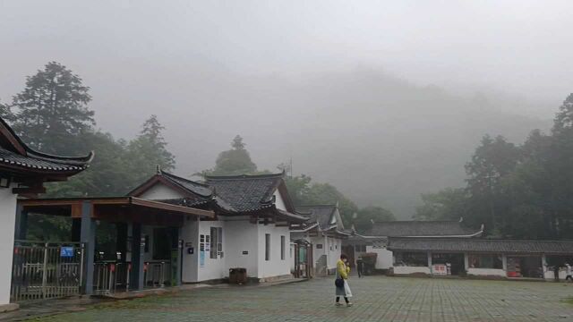 江西龙潭峡风景 瀑布飞流 林间云雾缥缈