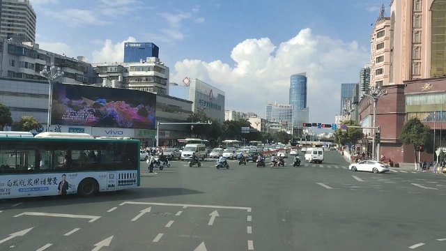 以公交观光车的视野,俯瞰昆明北京路街景,太繁华了