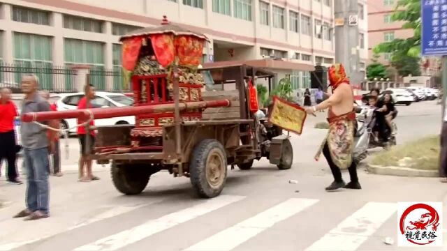 福建晋江市农村进香大吉,这样的场景真够惊险的,很少地方能见到