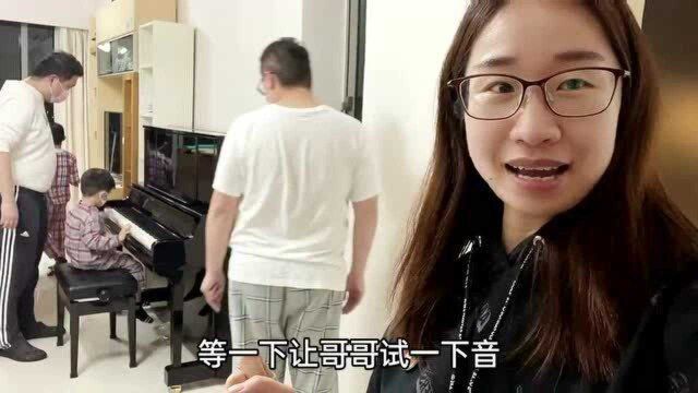 香港人的生活:10万的钢琴终于到家,香港婆婆家的位置刚刚好,儿子马上弹奏一曲!