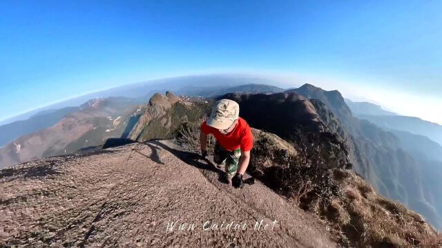 登顶九嶷山三分石