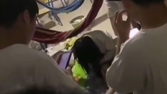 网传女生醉酒后遭男生宿舍“捡尸”,学校辟谣:已报警,案情通告明日发布!