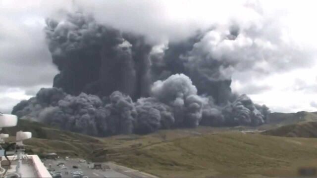 日本最大活火山爆发,山脚民众四散驱车逃命,现场曝光