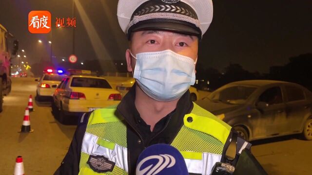 四川成都:交警夜间突查交通违法行为,整治大型货运车辆