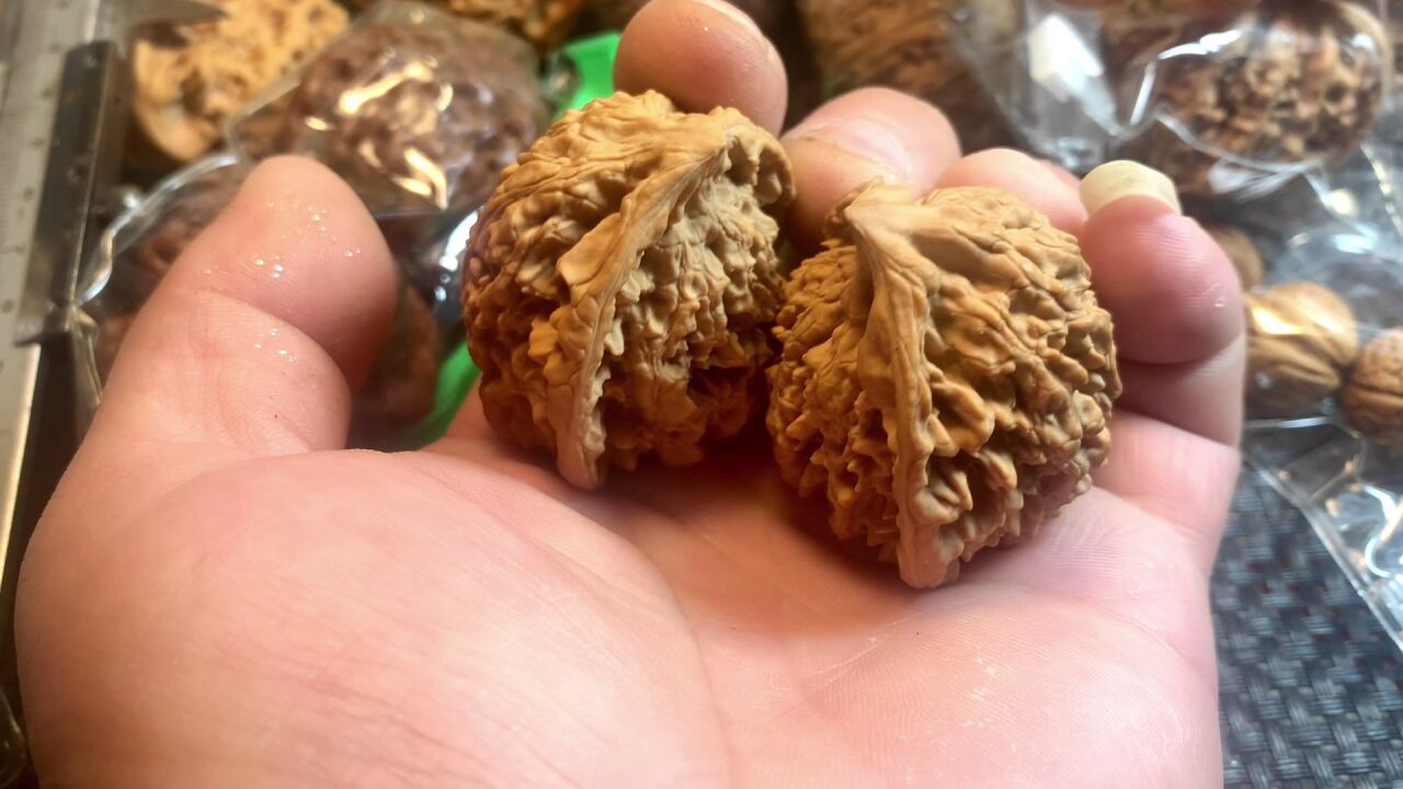 老款的官帽异形核桃,一对蛇头,配对漂亮吧