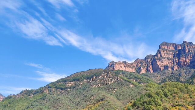 蓝天白云下巍峨的山峰