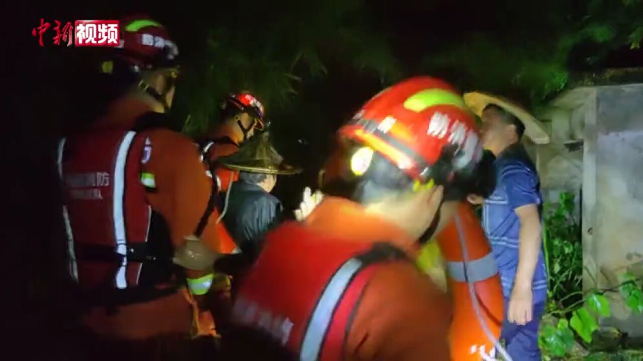 暴雨致村道成“河道”福建消防营救被困群众