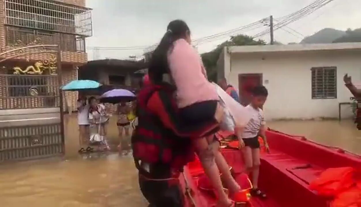 河源市区大雨持续,有车道暂时封闭